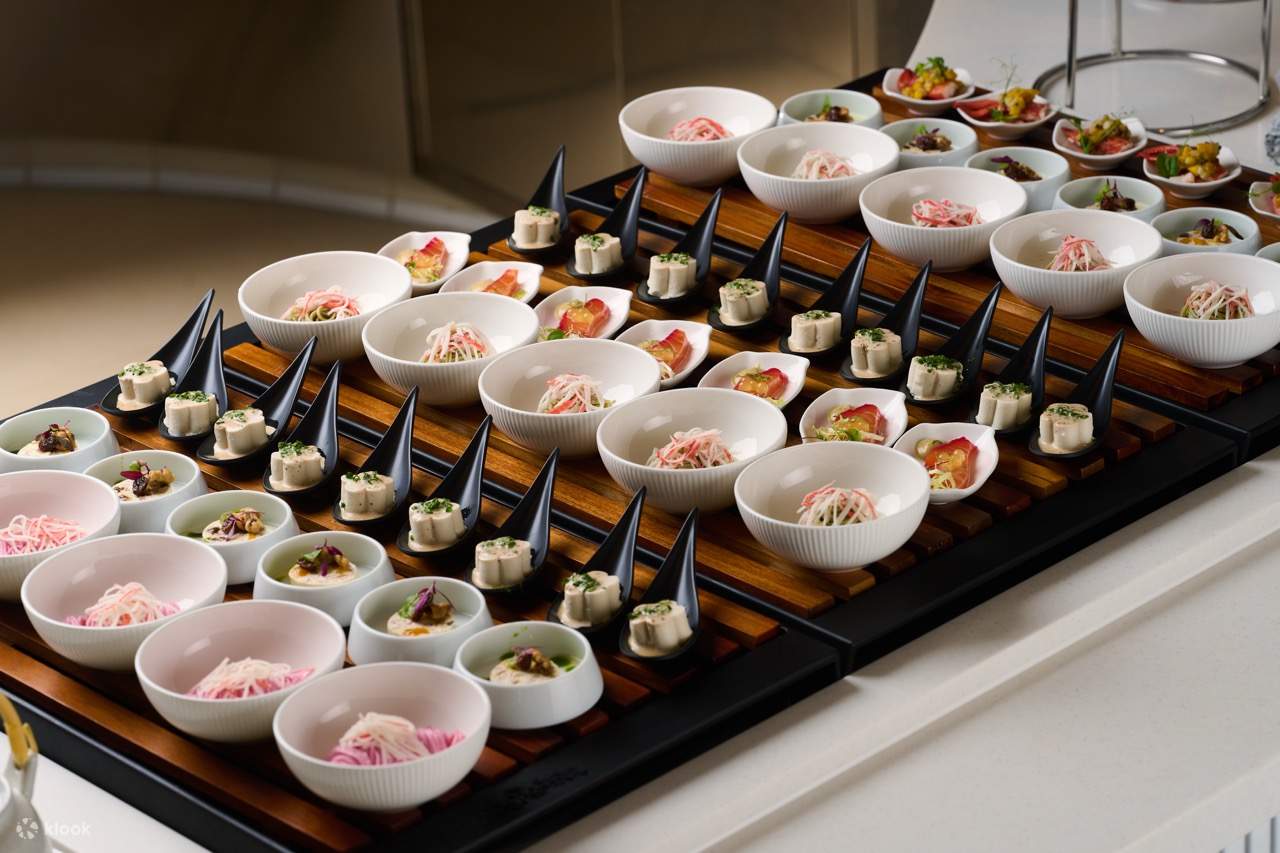 ホープウェルホテル | ロビーカフェ | セミランチ、ディナービュッフェ | 冷製シーフード、サラダバー、温かい料理、デザート、中華点心、寿司盛り合わせ